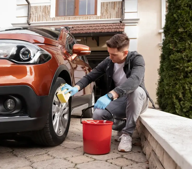 Lavage auto à domicile Avon-les-Roches : professionnel intervenant sur un véhicule